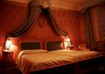 How to book a hotel room in Paris - beautiful beds!