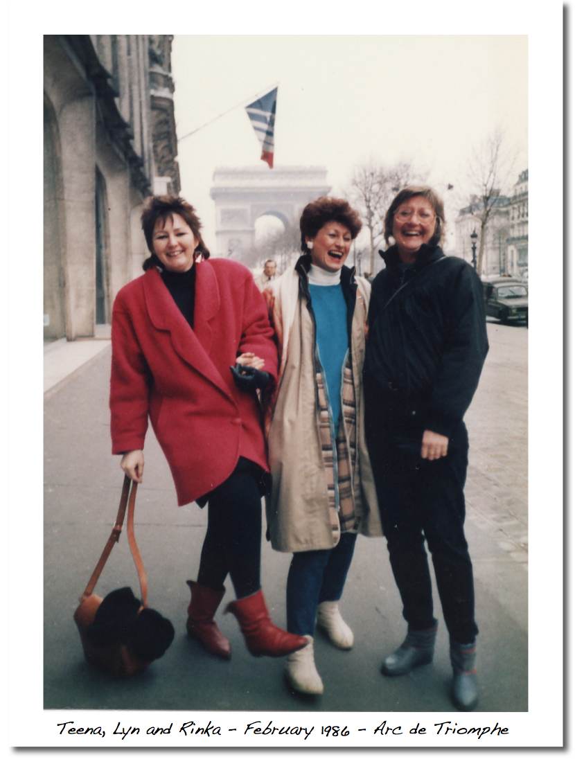 Teena, Lyn & Rinka in Paris at l'Arc de Triomphe